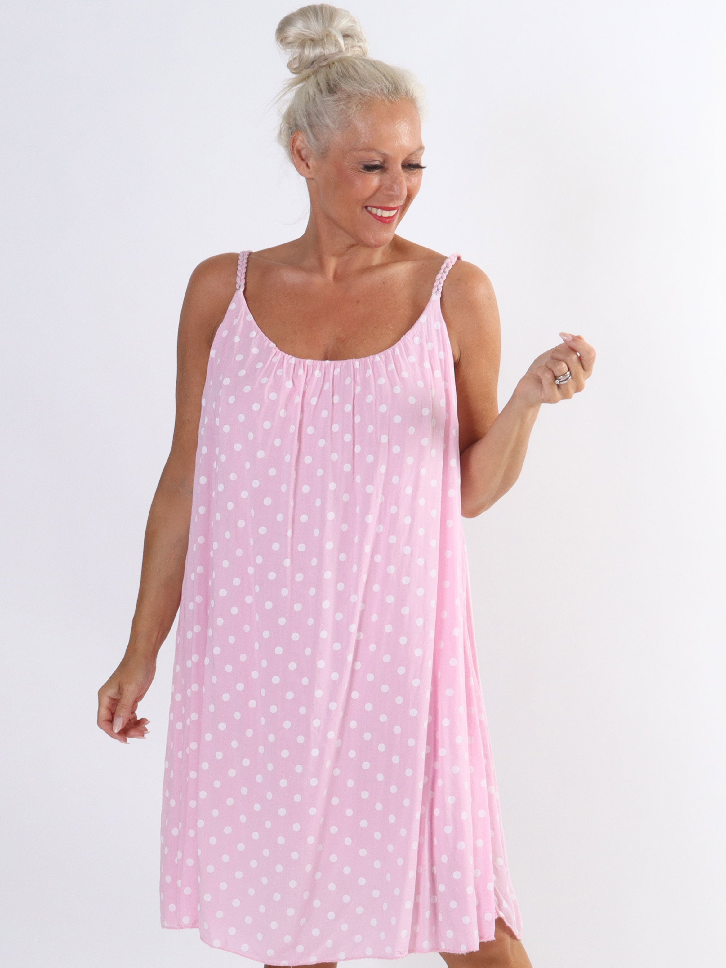 Annie Dot - Prikket plus size kjole i viskose med flettet stropper